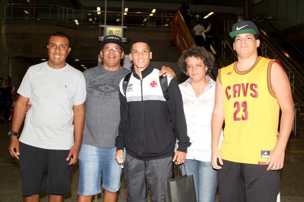 Paulinho com os irmãos Pablo e Romário (nas pontas), o pai Paulo Henrique, e a mãe, Ana Cristina