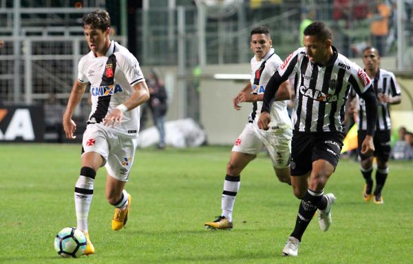 Mateus Vital em ação contra o Atlético Mineiro