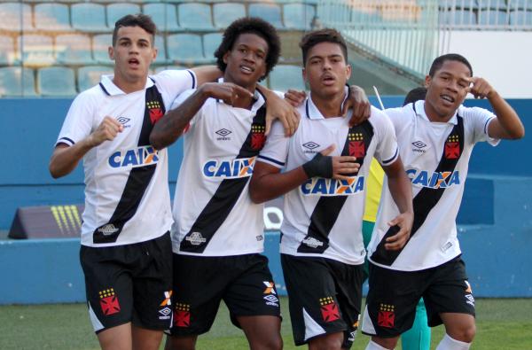 Moresche, Alan, Evander e Pedro festeja gol da vitória