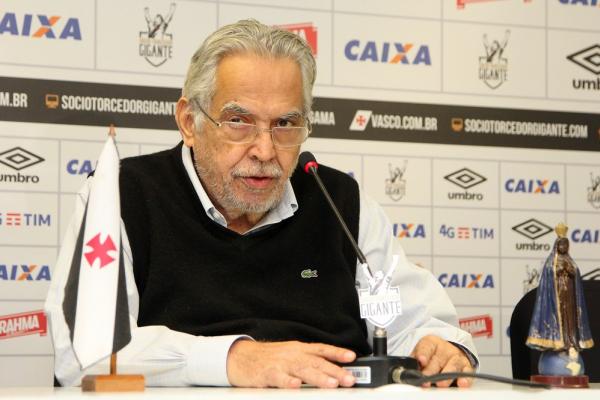 Eurico Miranda em coletiva: elenco do Vasco não deve mais sofrer mudanças neste ano