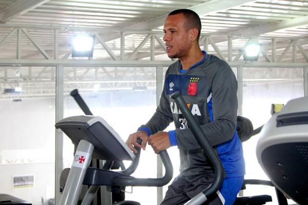 Luis Fabiano fazendo trabalho em academia do Vasco