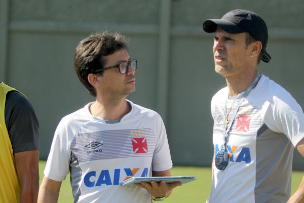 Alex Evangelista, gerente científico do Vasco, e Milton Mendes