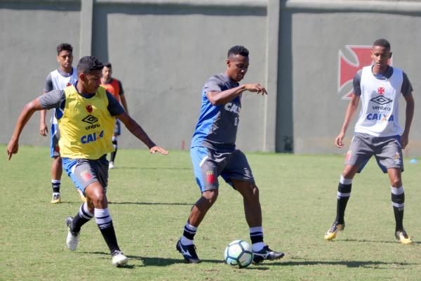 Luan (amarelo) marca Wellington de perto observado por João Victor (branco)