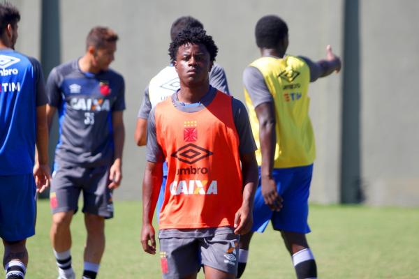 Robinho durante atividade da equipe principal