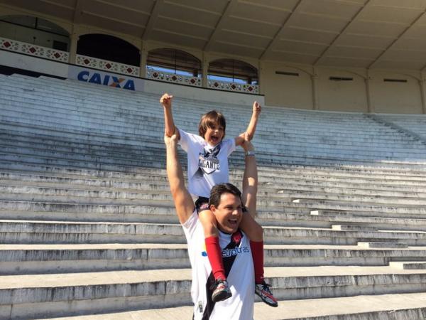 Henrique torcedor-mirim do Vasco em São Januário