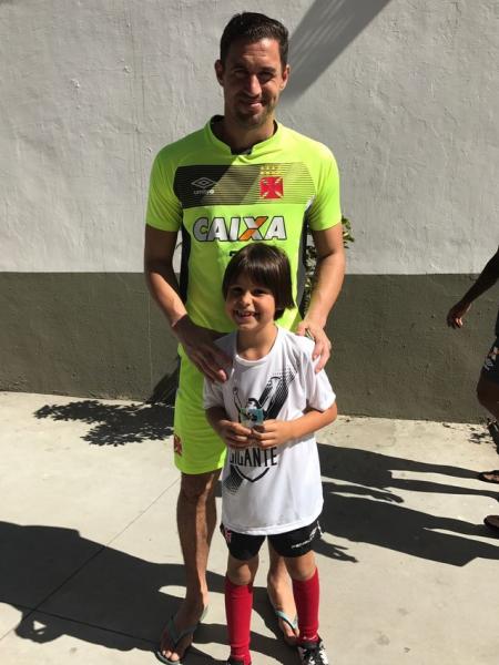 Henrique posa para foto com Martín Silva