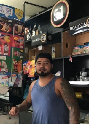 Patrick de Oliveira é dono do bar de maior movimento na frente de São Januário