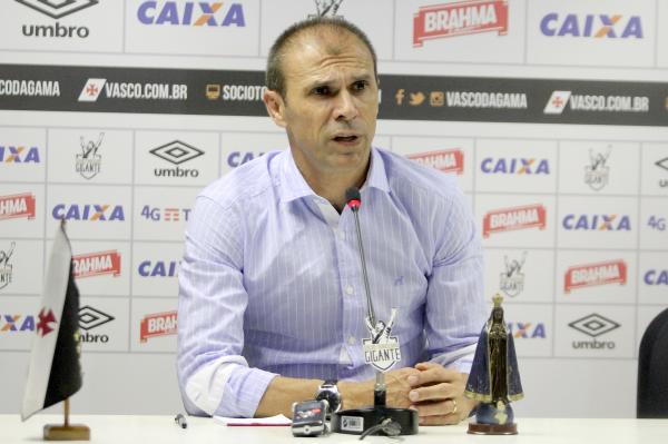 Milton Mendes conversa com a imprensa