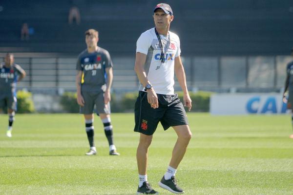 Milton Mendes comanda treino na manhã desta sexta-feira