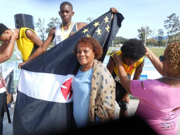 Ryan ao lado de Solange Chagas, coordenadora técnica de atletismo do Vasco