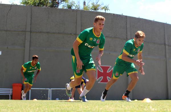 Caio, ao fundo, Mateus Vital e Andrey realizam treino físico