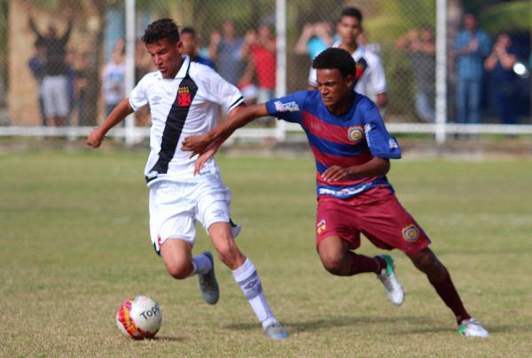 Arthur Sales protege a bola de um dos defensores do Madureira