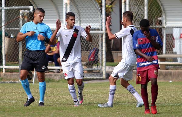 Eduardo (esq) comemora o gol cruzmaltino no jogo