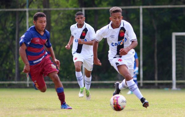 Atacante Vinícius infernizou o sistema defensivo do Madureira