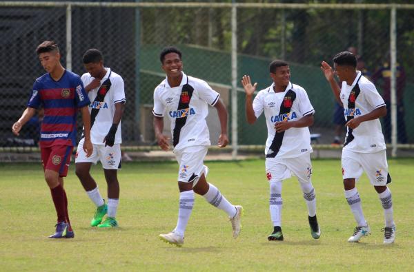 Juninho (esq) festeja gol com Joe e Gabriel Saulo