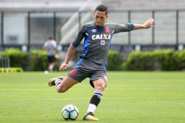 Gilberto faz lançamento durante treino na Colina