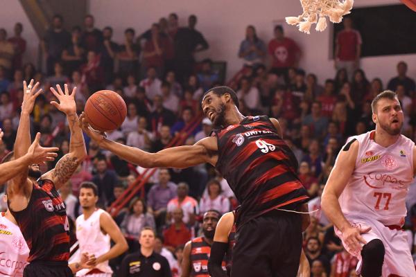 Hayes foi um dos destaques do 3º colocado Vitória na última temporada