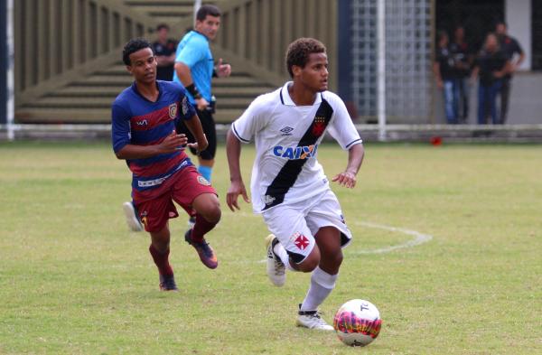 João Pedro puxa jogada de ataque do Vasco