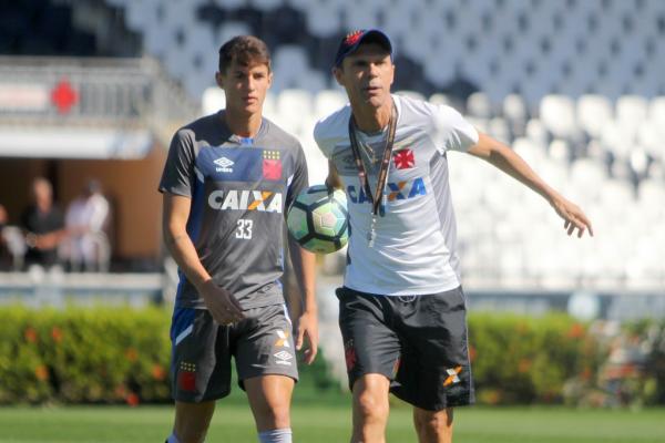 Milton Mendes orienta Mateus Vital durante treinamento