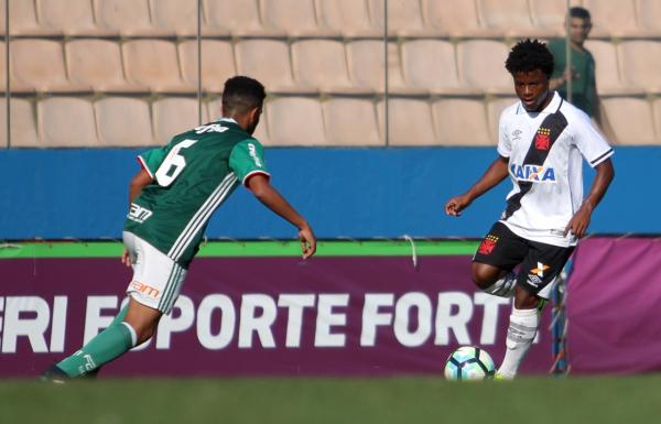 Robinho em ação contra o Palmeiras no Brasileiro sub-20