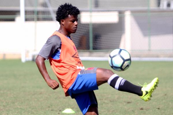  Robinho brinca com a bola em treino do profissional