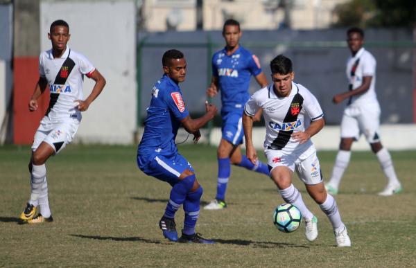 Dudu tenta se livrar da forte marcação do Cruzeiro