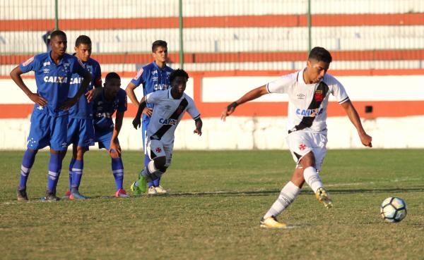 Evander marcou de pênalti o segundo gol vascaíno