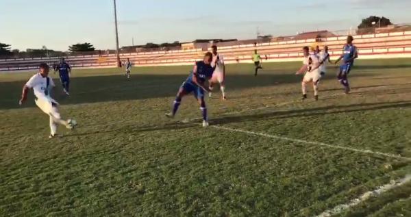 No momento do passe, Marquinhos está atrás da linha da bola e do marcador