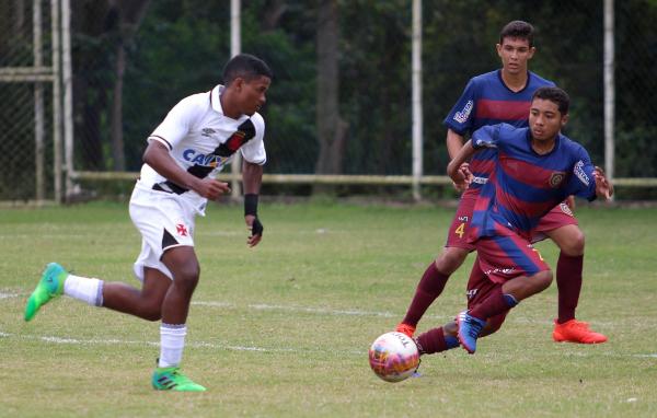 Lucas Couto em ação contra o Madureira na Taça Rio sub-17