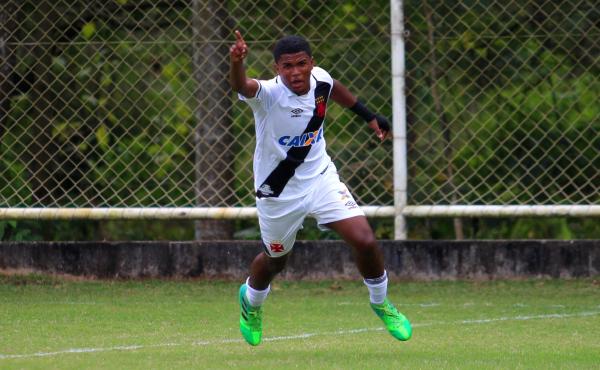 Lucas Couto festeja gol marcado contra o Madureira