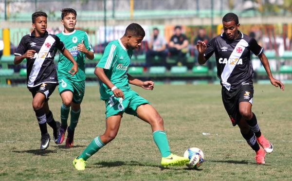 Élber puxa jogada de ataque do Gigante da Colina