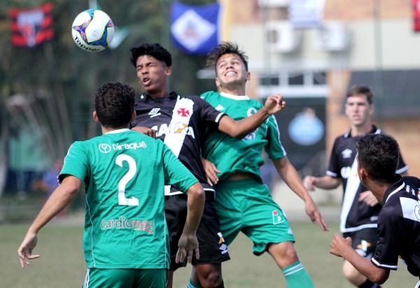 João Laranjeira disputa bola no alto com jogador do Boavista