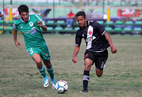 Vinícius infernizou a defesa rival ao longo do jogo