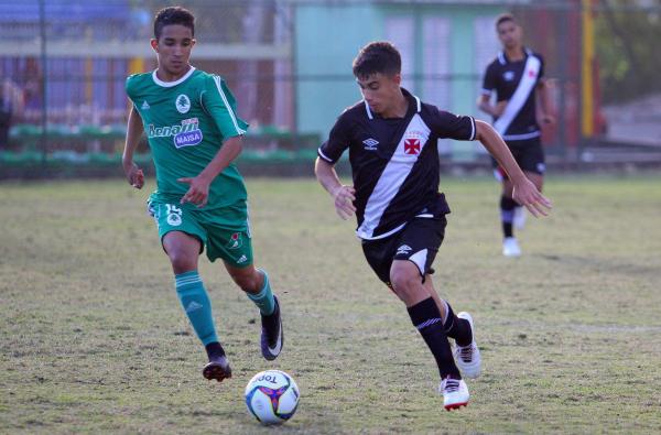 Matheus Lima se livra da marcação do atleta rival