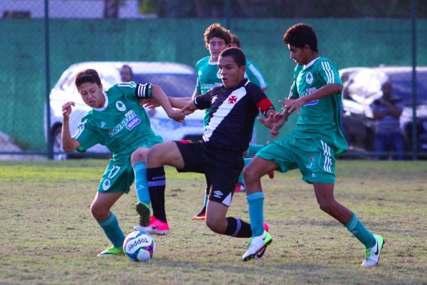 Na base da garra, Rodrigo ganha a disputa de bola