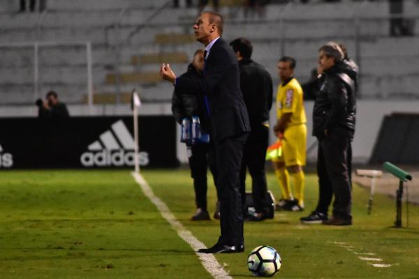 Milton Mendes orienta jogadores durante jogo contra a Ponte Preta