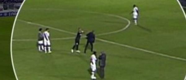 Rodrigo empurra Milton Mendes após o empate entre Vasco e Ponte Preta