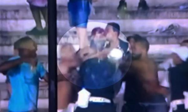 Momento em que torcedor do Vasco dá soco em policial militar em São Januário