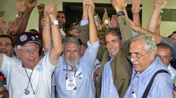 Eurico Miranda comemora vitória em 2014 ao lado de Fernando Horta e José Luiz Moreira