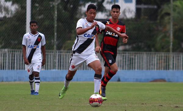 Edvélton puxa ataque para o Vasco no Clássico dos Milhões