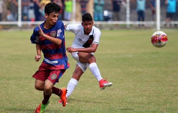  Edvélton arrisca chute em jogo do sub-15 na Taça Rio