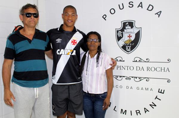 Goleiro Lucão é o orgulho dos pais Alexandre e Vanda