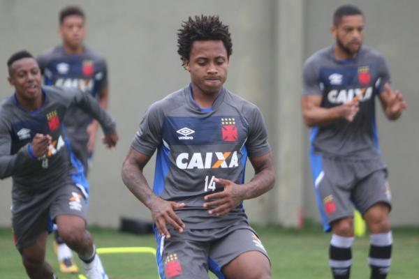 Paulo Vitor durante treino do Vasco nesta quinta-feira