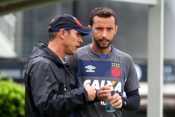 Milton Mendes conversa com Nenê: meia terá que recuperar seu espaço, de acordo com o técnico