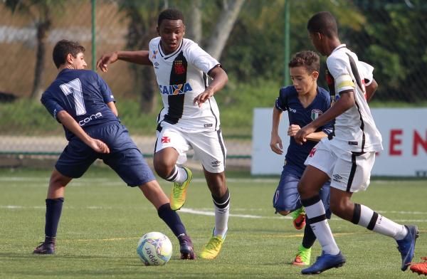 Matheus Ribeiro é o goleador do sub-13 com 11 gols
