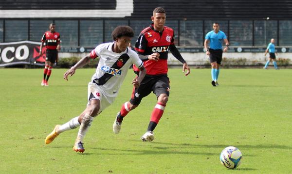 Alan em ação contra o Flamengo na final da Taça Rio
