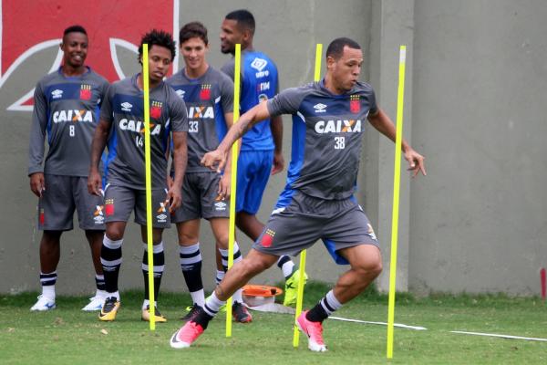 Luis Fabiano suando a camisa em treino físico