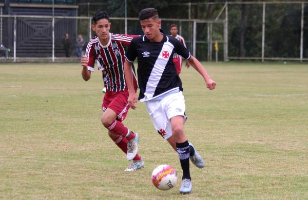 Arthur Sales em ação contra o Fluminense em Xerém