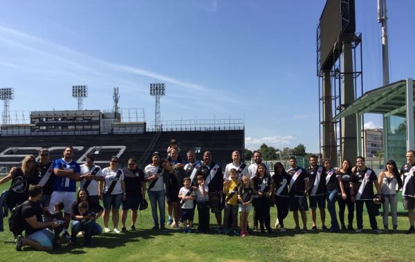 Visitantes posam para foto no gramado de São Januário