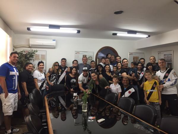 Torcedores recebem o carinho do técnico Milton Mendes